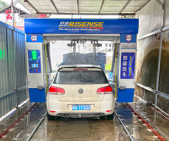 贵州凯里加油站安装日森龙门往复式洗车机
