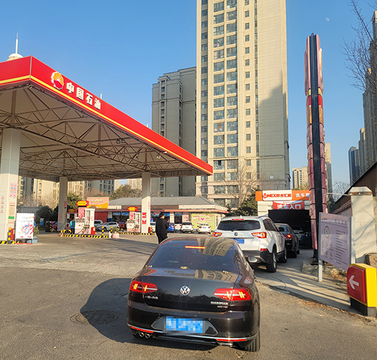 河南中国石油加油站安装日森12刷隧道式洗车机